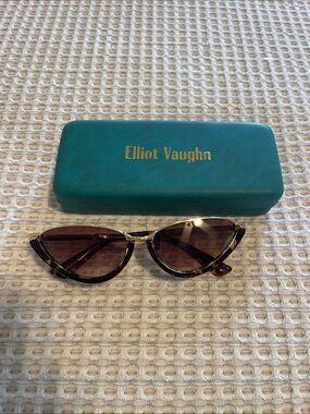 Women's Tortoiseshell Cat Eye Sunglasses - Brown